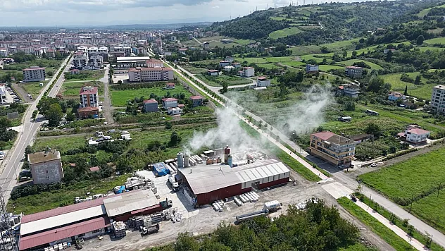 Tekkeköy'de fabrikanın bacasından yükselen duman panik yarattı