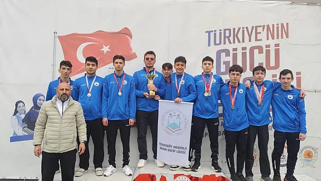 Tekkeköy Proje İmam Hatip Lisesi öğrencilerinden atletizmde başarı