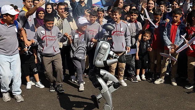 TEKNOFEST Güneydoğu'da insansı robota yoğun ilgi
