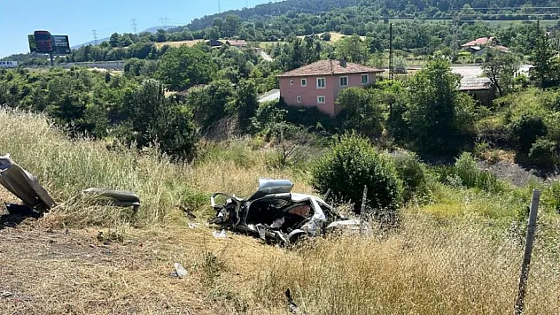TEM Otoyolu'nda feci kaza: Otomobil şarampole devrildi, sürücü yaşamını yitirdi