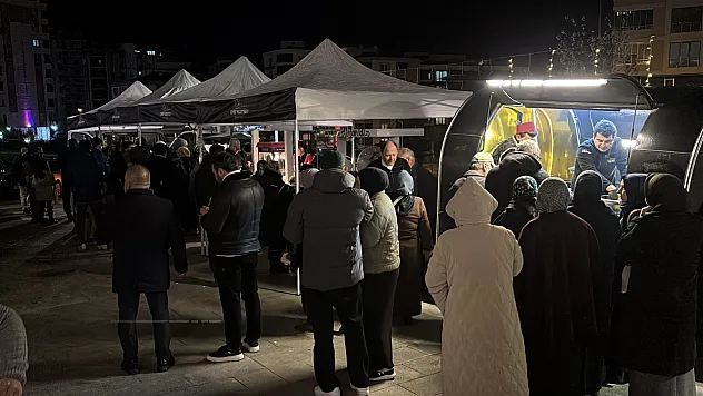 Teravih namazı sonra ikramlar dağıtıldı