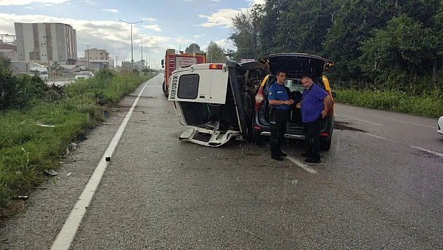 Terme'de minibüs ile taksi çarpıştı