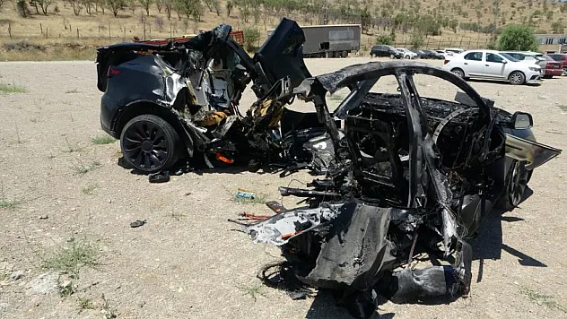 Tesla kazada ikiye bölündü: 2 hemşire hayatını kaybetti