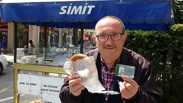 Tezgahı küçük, gönlü büyük engelli simitçi