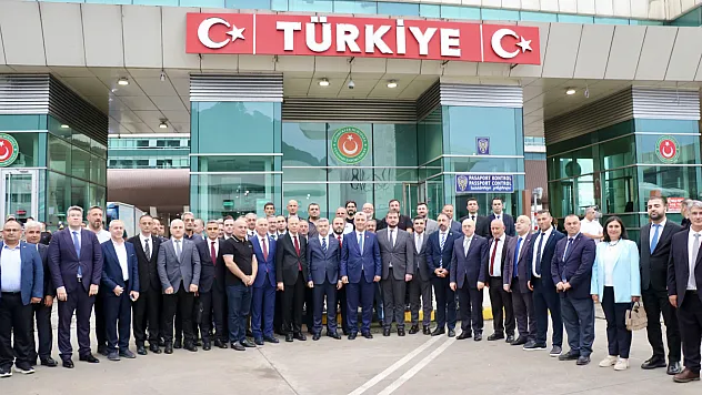Ticaret Bakanı Bolat'tan Sarp Gümrük Kapısı'nda İnceleme