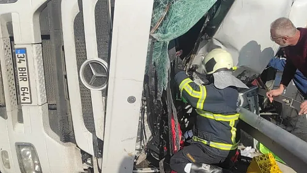 Tır devrildi, 1ölü 1 yaralı