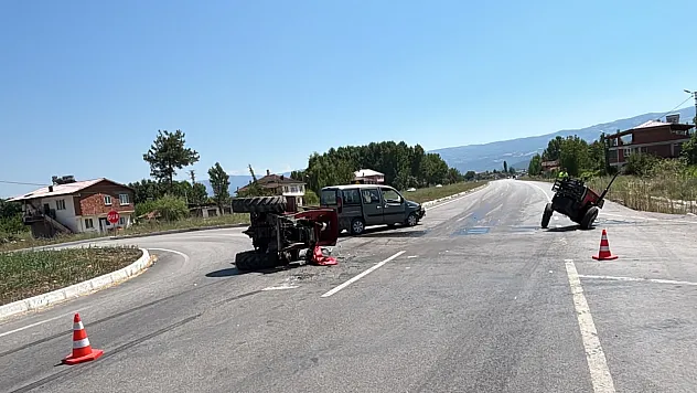Tokat'ta hafif ticari araç ile traktör çarpıştı: 5 yaralı