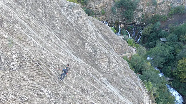 Tomara Şelalesi'nde güvenlik için çelik ağlı önlem