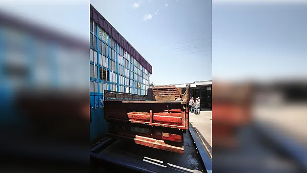 Trafik güvenliğini tehlikeye düşüren kamyonete ceza