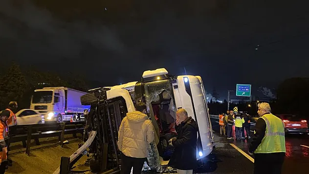 Trafik kazasında granül yola saçıldı