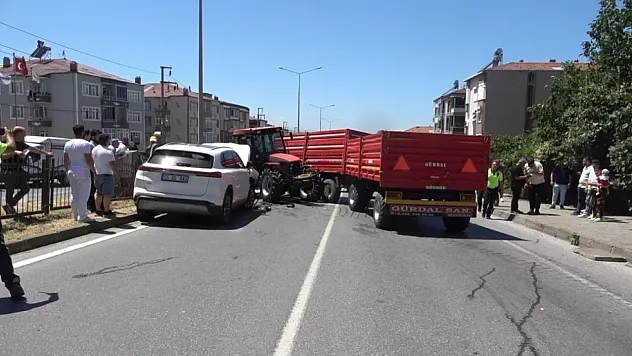 Traktör ile otomobil çarpıştı
