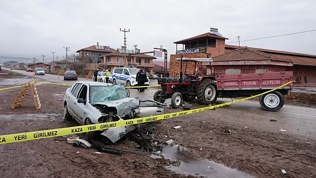 Traktörle otomobil çarpıştı: 1 ölü 2 yaralı!