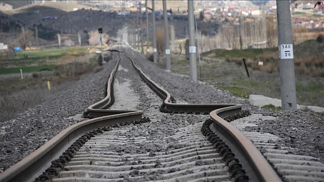 Trenler neden çakıl taşlarının üzerinde gider, raylardaki balast ne işe yarar?