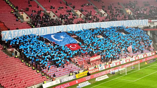 Tribünler Doğu Türkistan ve 6 Şubat'ı unutmadı!