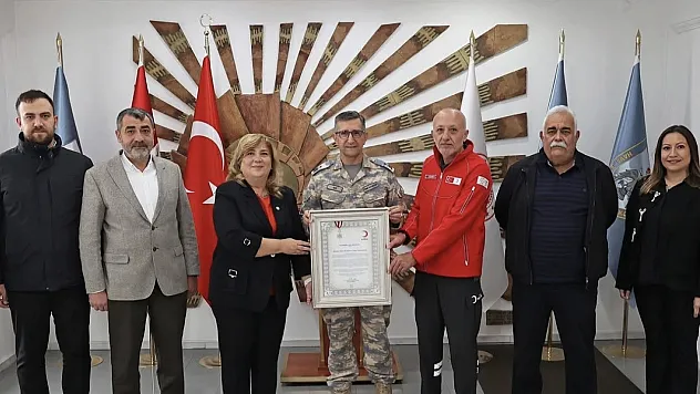 Türk Kızılay'dan Tuğgeneral Mustafa Baş'a Kurumsal Gümüş Madalya