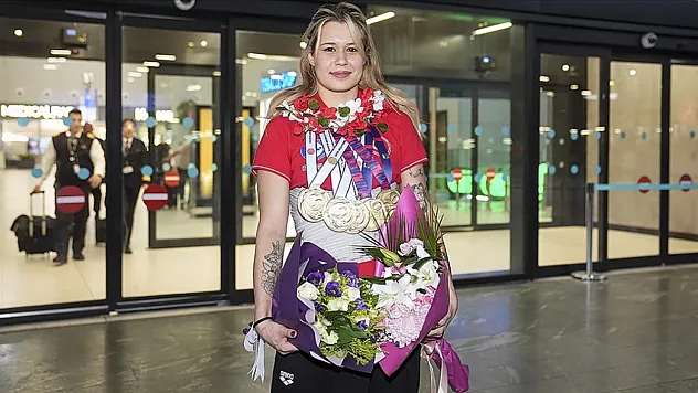 Türk spor tarihine geçen milli yüzücü Defne Kurt