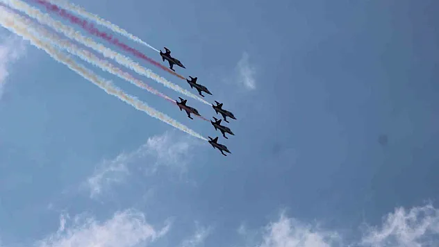 Türk Yıldızları gösterileriyle hayran bıraktı
