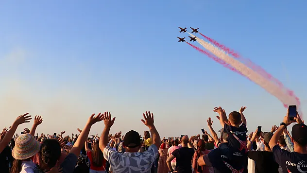 Türk Yıldızları'ndan gösteri uçuşu