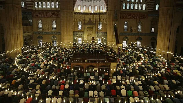 Türkiye bayrama kilitlendi! İl il namaz vakitleri açıklandı