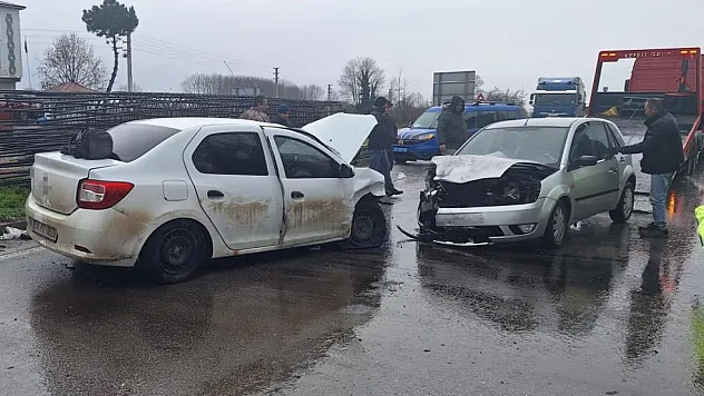 Üç aracın karıştığı kaza'da 6 kişi yaralandı