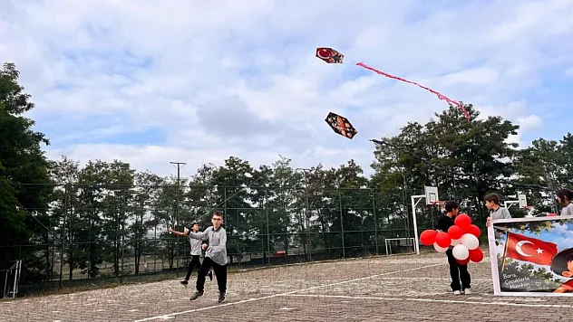 Uçurtmalar çocuklar için gökyüzünde süzüldü