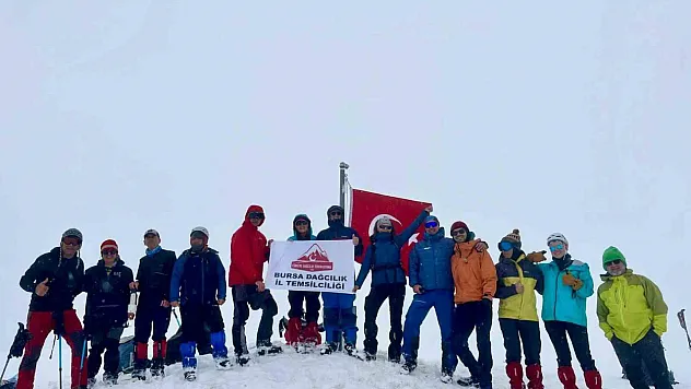 Uludağ'ın Zirvesinde Kar ve Gurur Bir Arada!