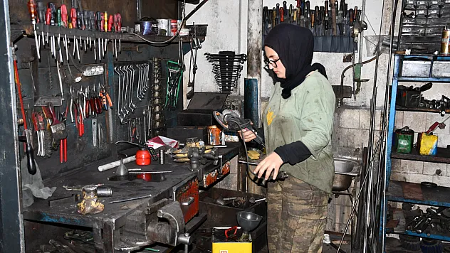 Üniversite öğrencisi Nursena, sanayide tornacılık yaparak tabuları yıkıyor