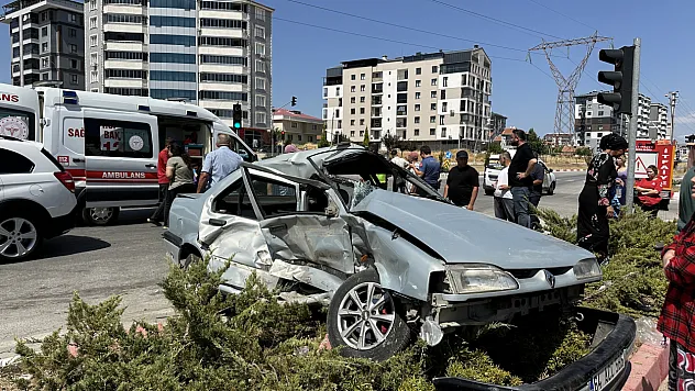 Uşak'ta korkutan kaza: Otomobil ile cip çarpıştı, 3 kişi yaralandı