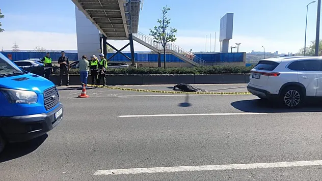 Üst geçitten düşen işçiyi otomobil ezdi