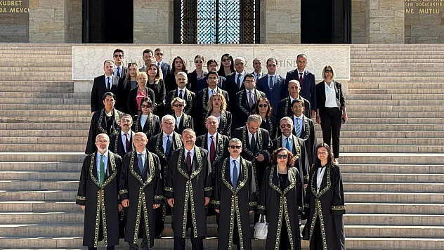 Uyuşmazlık Mahkemesi yıl dönümünde Anıtkabir'i ziyaret