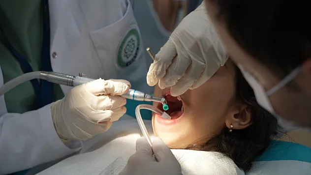 Uzmanından uyarı: 'Nasıl olsa düşecek' denilen süt dişleri okul başarısını etkiliyor