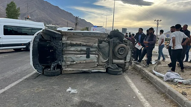 Van'da hafif ticari araç ile kamyonet çarpıştı: 3 yaralı