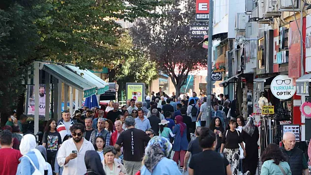 Vatandaşlar çarşıyı doldurdu