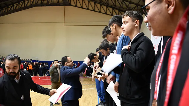 Vezirköprü'de 400 sporcuya madalya ve kupa