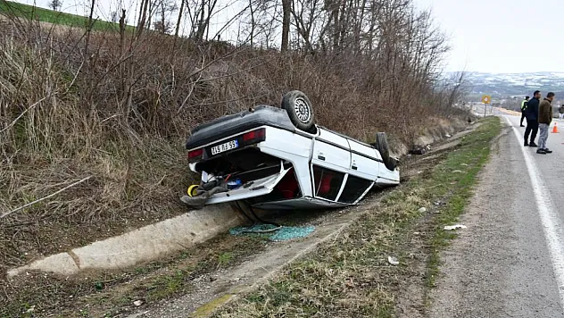Vezirköprü'de araç yoldan çıktı