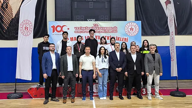 Vezirköprü'de liseliler münazarada kıyasıya yarıştı