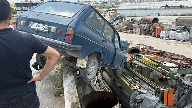Vezirköprü'de otomobil yoldan çıktı: Sürücü yaralandı