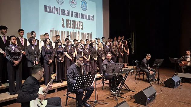 Vezirköprü'de türkü gecesi büyüledi: Gençlerden unutulmaz performans