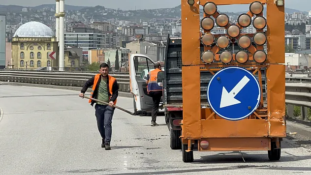 Viyadükte kanlı mesai! Karayolları işçisine otomobil çarptı!