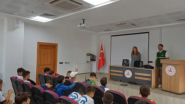 Yakakent'te gençlere teknoloji bağımlılığı eğitimi verildi