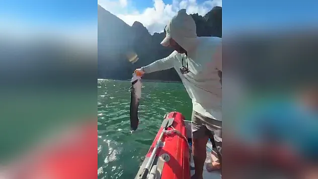 Yakaladı, büyümesi için suya bıraktı