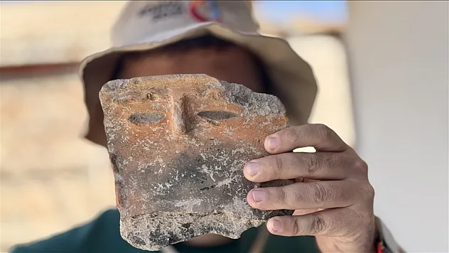 Yaklaşık 5 bin yıllık 'insan yüzlü' çömlek parçası bulundu