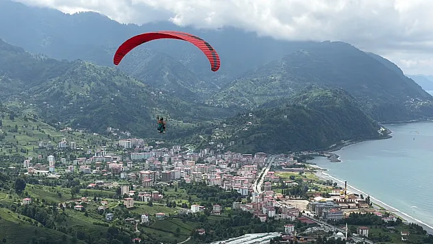 Yamaç paraşütü heyecanı gökyüzünü renklendirdi