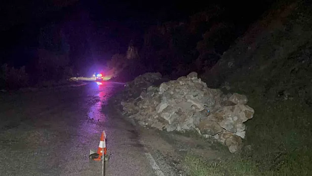 Yamaçtan kopan kaya parçaları yola savruldu