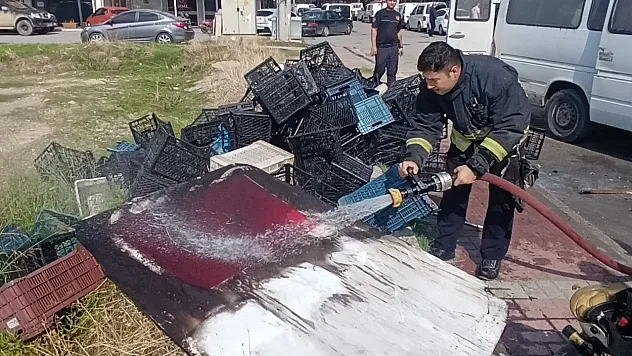 Yanan aracı söndüren itfaiyenin suyu, Türk bayrağı için aktı