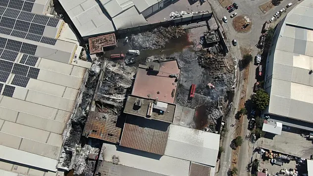 Yanan fabrika havadan görüntülendi