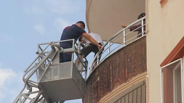 Yangın merdiveni alev aldı