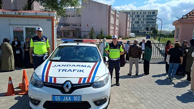 Yanlış Okula Giden YKS Adayının İmdadına Jandarma Yetişti