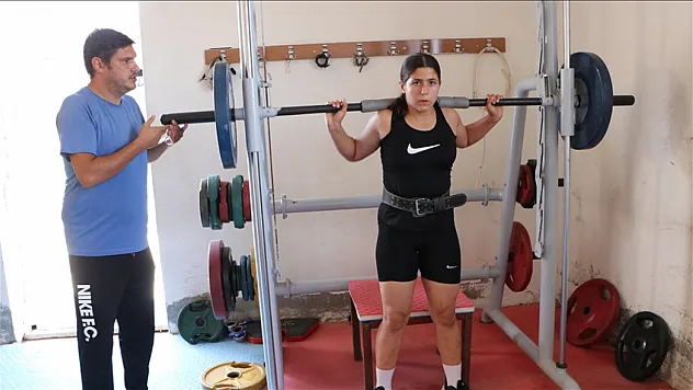 'Yapamazsın' diyenlere inat gülle atmada Türkiye şampiyonu oldu