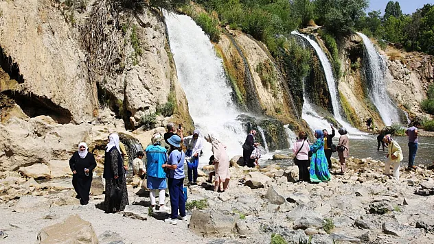 Yaşlılara moral gezisi düzenledi